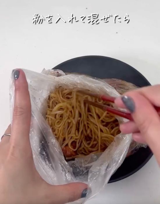 『アイラップ』に入った焼きそばを箸で混ぜ合わせる様子