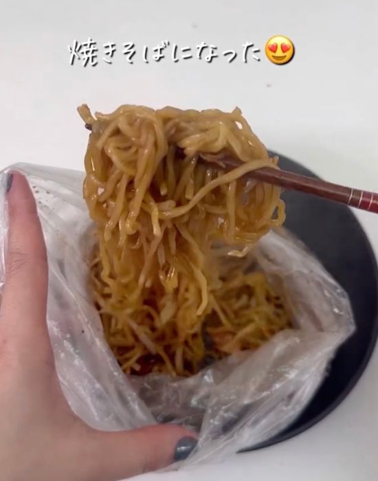 『アイラップ』で作った焼きそばを箸で持ち上げる様子
