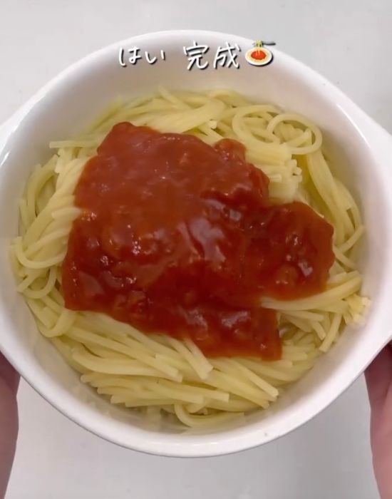 パスタソースのかかったパスタの写真