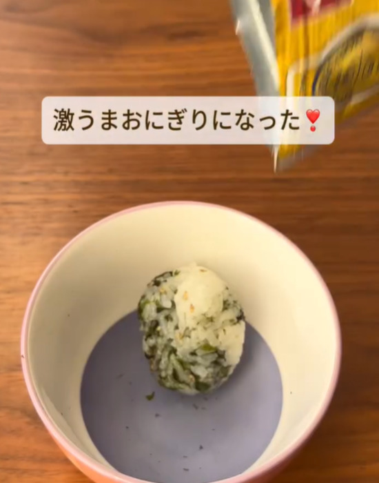 ふりかけのりの袋で作ったおにぎりの写真
