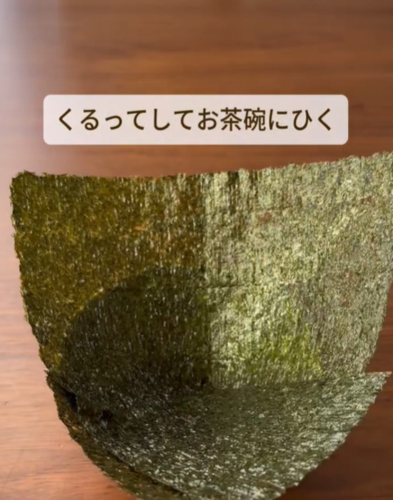 切り込みを入れた部分を重ねてのりをお椀のような形にして茶わんにのせた様子