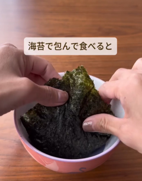 ご飯と納豆をのりで包んだ様子