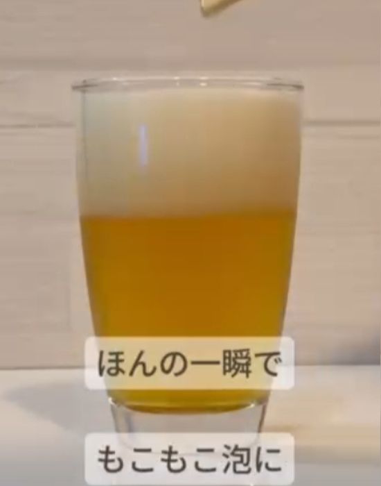 グラスに注いだビールの泡が復活した様子
