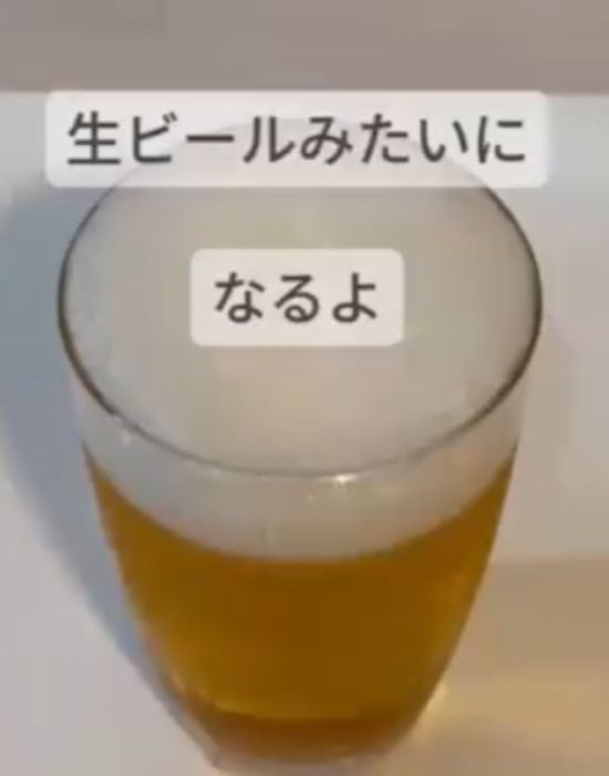 グラスに注いだビールを上から写した様子