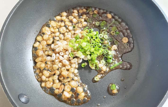 『揚げ玉入りふわとろ卵丼』を作る写真