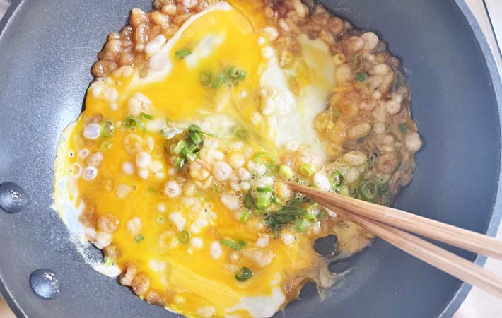 『揚げ玉入りふわとろ卵丼』を作る写真
