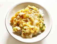 『揚げ玉入りふわとろ卵丼』の完成写真