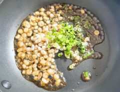 『揚げ玉入りふわとろ卵丼』を作る写真
