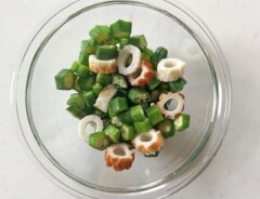 『オクラとちくわの和風マヨ和え』を作る写真