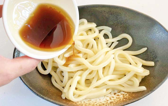 『めんつゆごま油うどん』を作る写真
