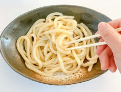『めんつゆごま油うどん』を作る写真