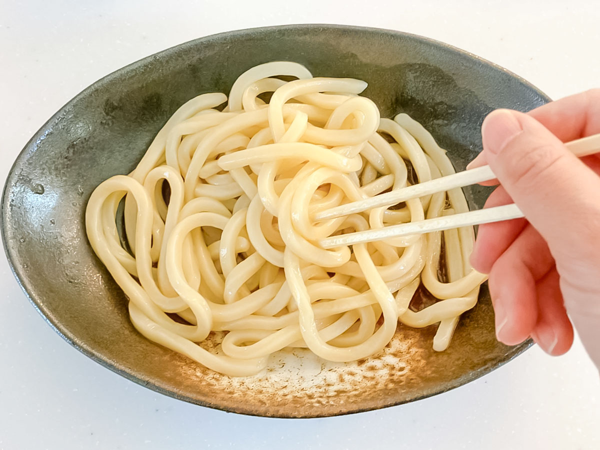 『めんつゆごま油うどん』を作る写真