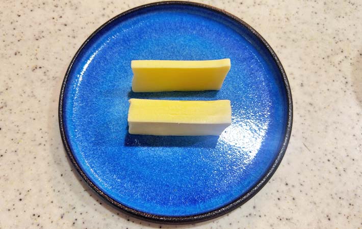 『切れてるチーズのユッケだれ漬け』を作る写真