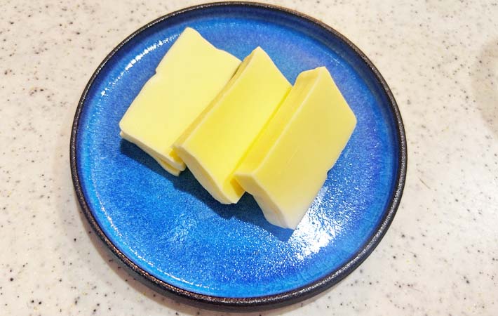 『切れてるチーズのユッケだれ漬け』を作る写真