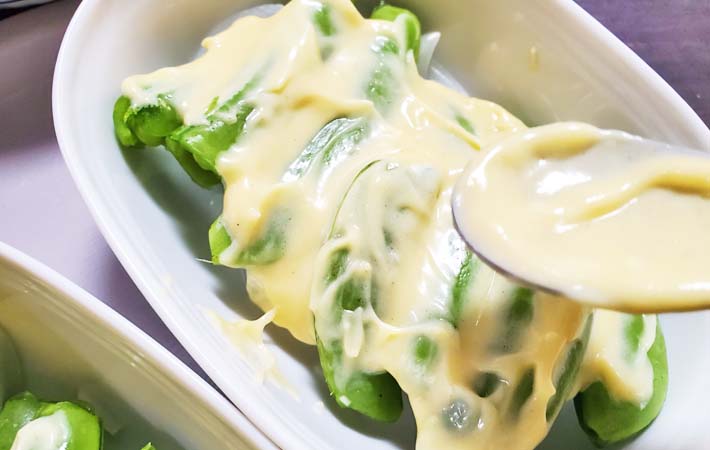 『スナップエンドウと新玉ねぎの香味マヨ焼き』を作る写真