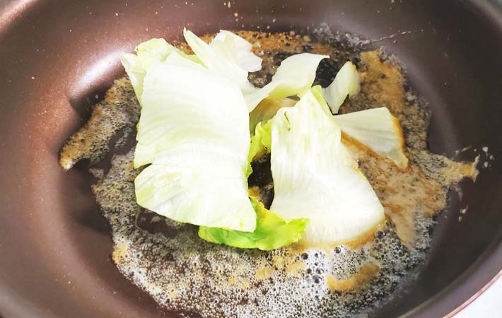 『チーズたっぷり♪無限ホットレタス』を作る写真