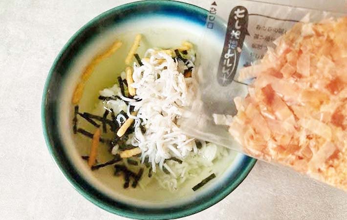『しらすおかか茶づけ』を作る写真