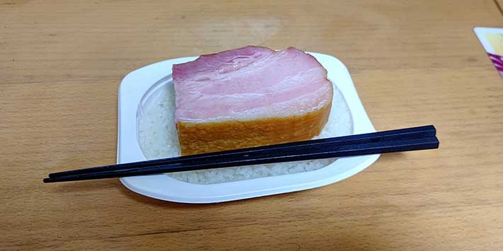 パックご飯とベーコン