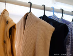 ハンガーと洋服の写真