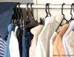 ハンガーと洋服の写真