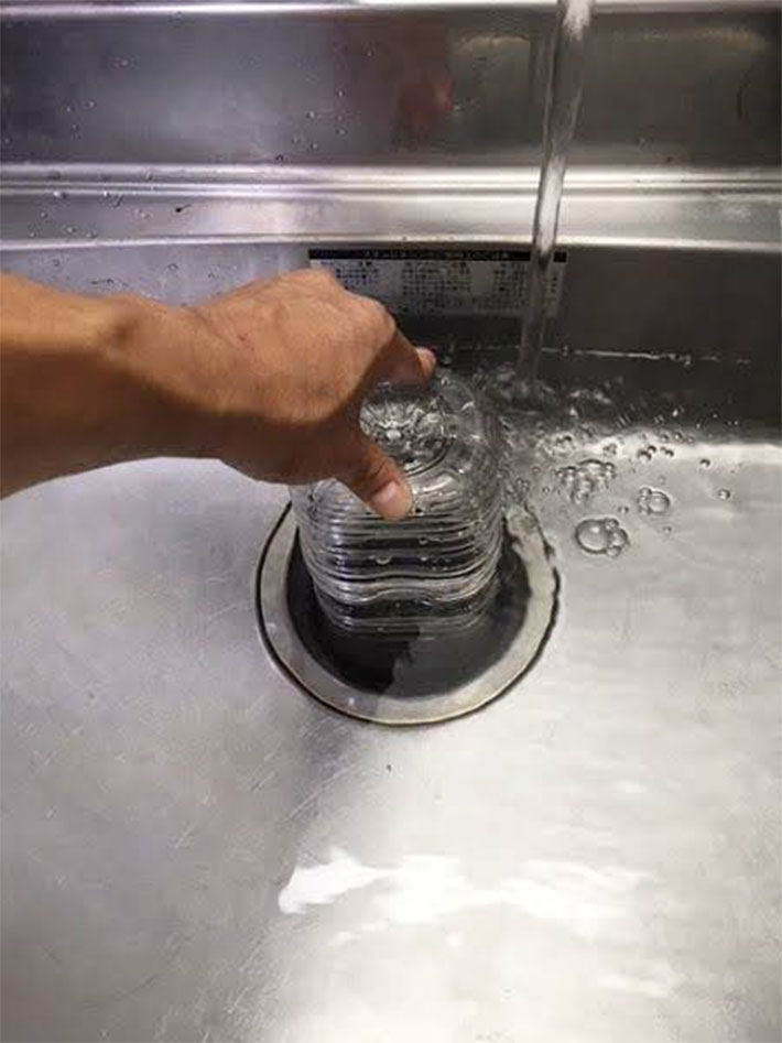 『排水口に６０℃のお湯を流して詰まりを抜く』方法の写真