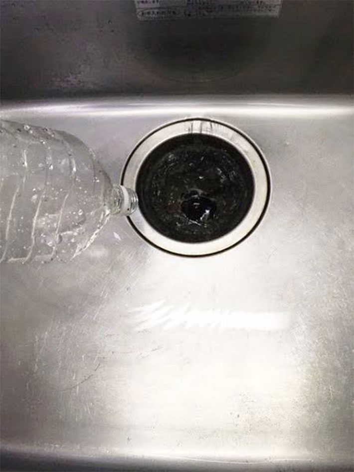 『排水口に６０℃のお湯を流して詰まりを抜く』方法の写真