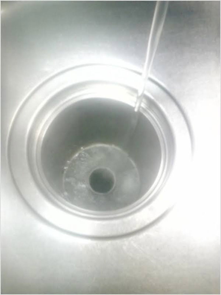 『排水口に６０℃のお湯を流して詰まりを抜く』方法の写真