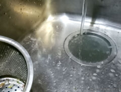 排水溝が詰まる写真