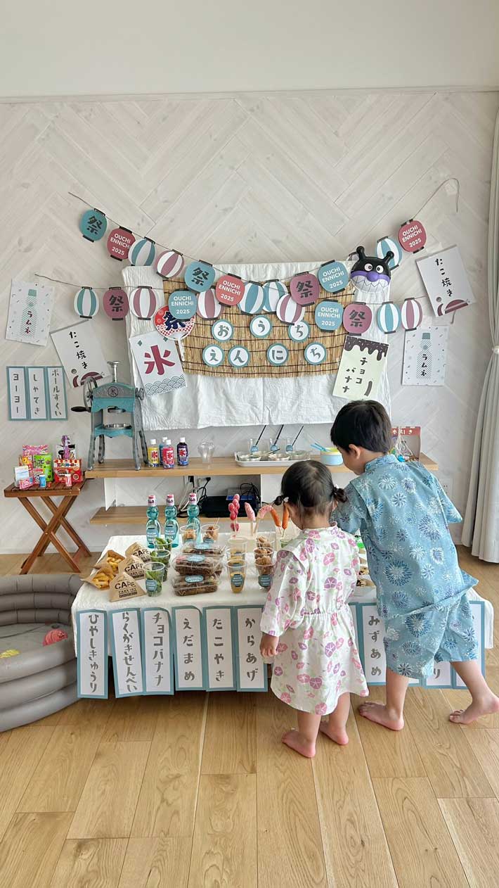 家で再現された『屋台』で遊ぶ子供たち