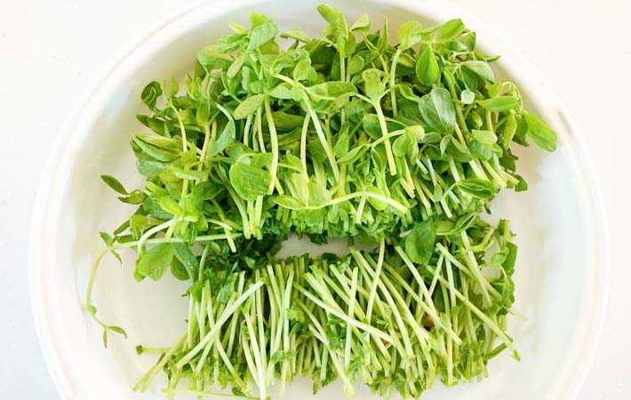 『豆苗ともやしのふわとろ卵炒め』を作る写真