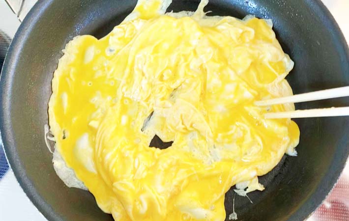 『豆苗ともやしのふわとろ卵炒め』を作る写真
