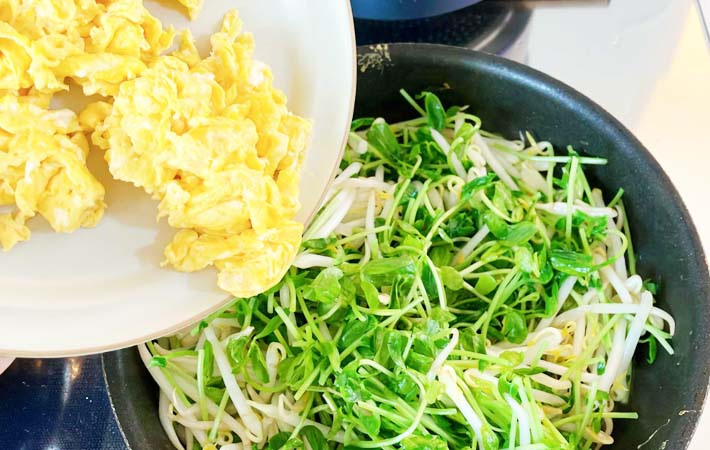 『豆苗ともやしのふわとろ卵炒め』を作る写真
