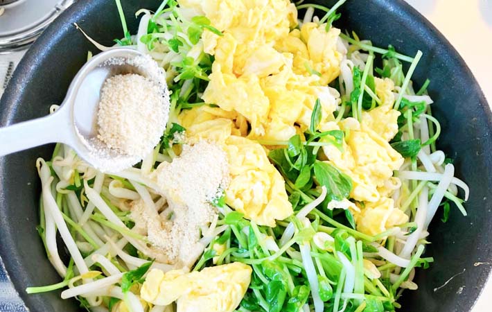 『豆苗ともやしのふわとろ卵炒め』を作る写真