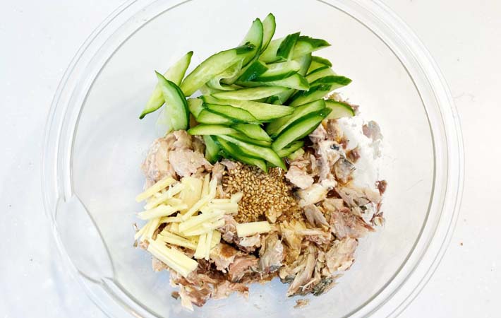 『サバ缶きゅうり』を作る写真