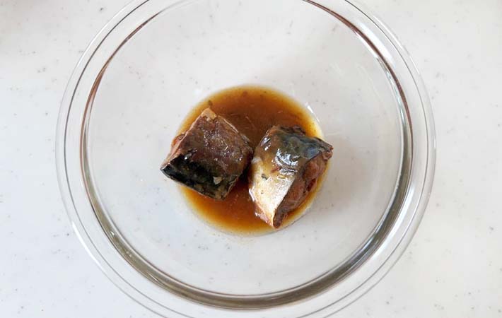 『サバの味噌煮缶で卵焼き』を作る写真