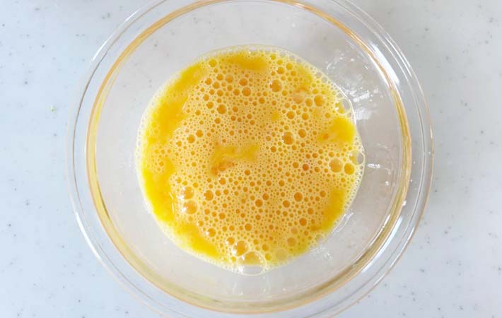 『サバの味噌煮缶で卵焼き』を作る写真