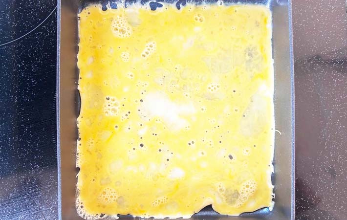 『サバの味噌煮缶で卵焼き』を作る写真