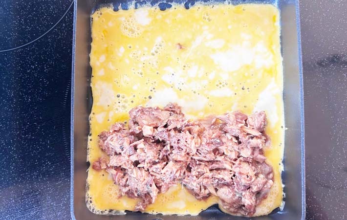 『サバの味噌煮缶で卵焼き』を作る写真