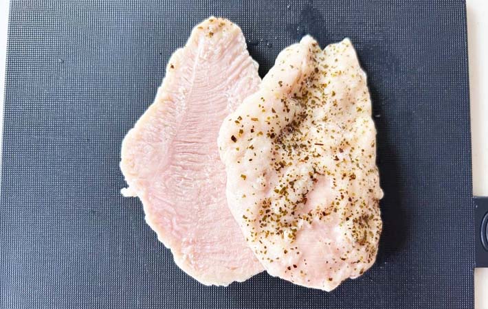 『サラダチキンのかんたんパン粉焼き』を作る写真