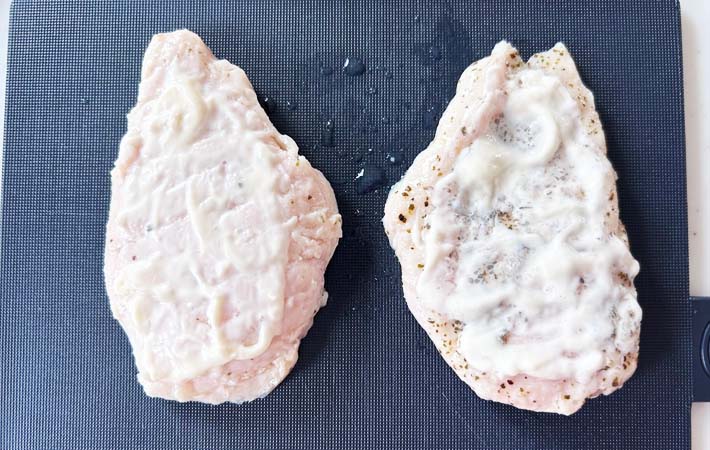 『サラダチキンのかんたんパン粉焼き』を作る写真