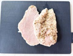 『サラダチキンのかんたんパン粉焼き』を作る写真