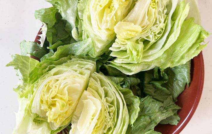 『まるごとレタスと豚肉のらくらくレンジ蒸し』を作る写真