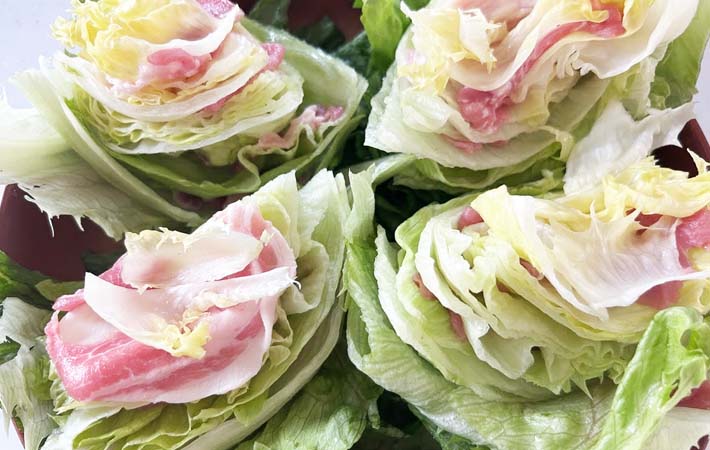 『まるごとレタスと豚肉のらくらくレンジ蒸し』を作る写真