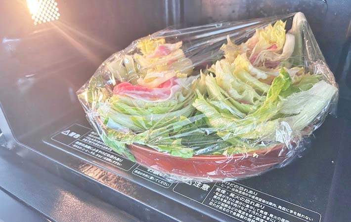 『まるごとレタスと豚肉のらくらくレンジ蒸し』を作る写真