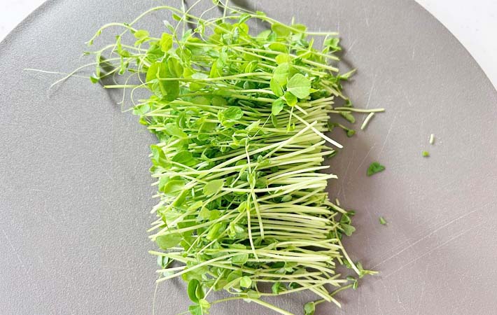 『豆苗の塩昆布和え』を作る写真