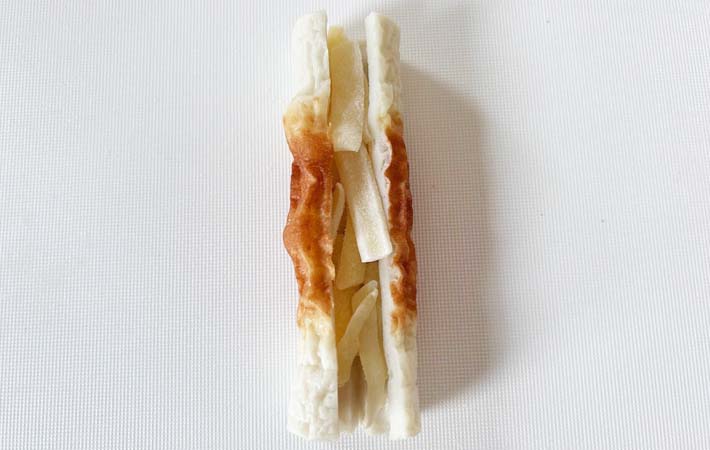 『ちくわとハムチーズの春巻き』を作る写真