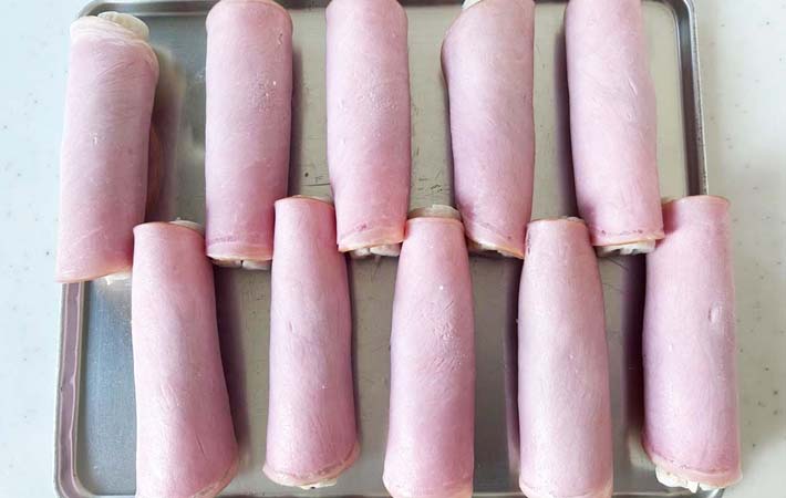 『ちくわとハムチーズの春巻き』を作る写真