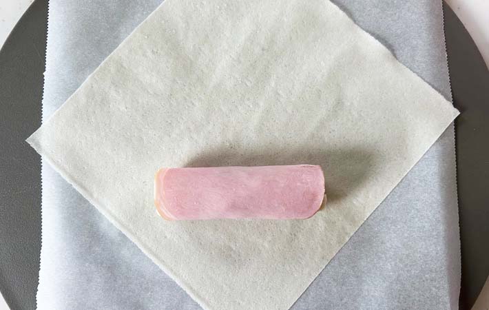 『ちくわとハムチーズの春巻き』を作る写真