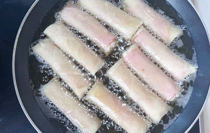 『ちくわとハムチーズの春巻き』を作る写真