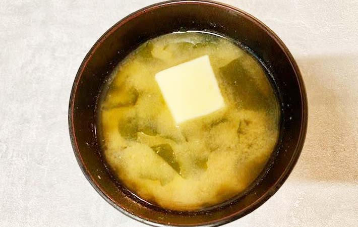 味噌汁にバターを入れた写真